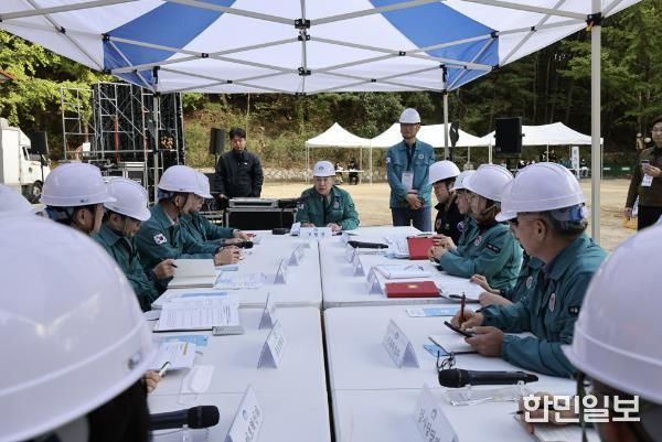 오언석 도봉구청장(가운데)이 재난 상황에 대한 보고를 받고 있다