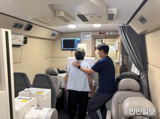 (건강영향조사 흉부X-ray 받는 사진)