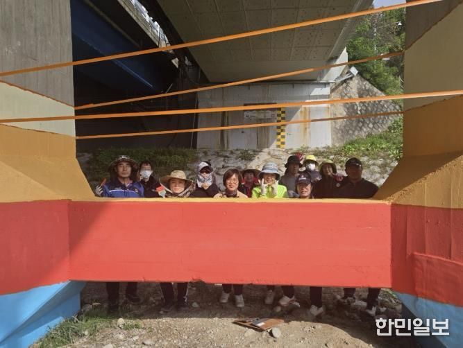 여주시 오학동 주민자치회, 여주대교 하단 벽화봉사 실시