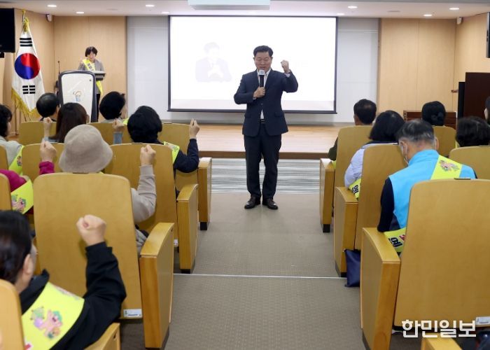 박승원 광명시장이 28일 오후 한국폴리텍대학 광명융합기술교육원 강당에서 열린 ‘광명안전단’ 발대식에 참석해 구호를 선창하고 있다.