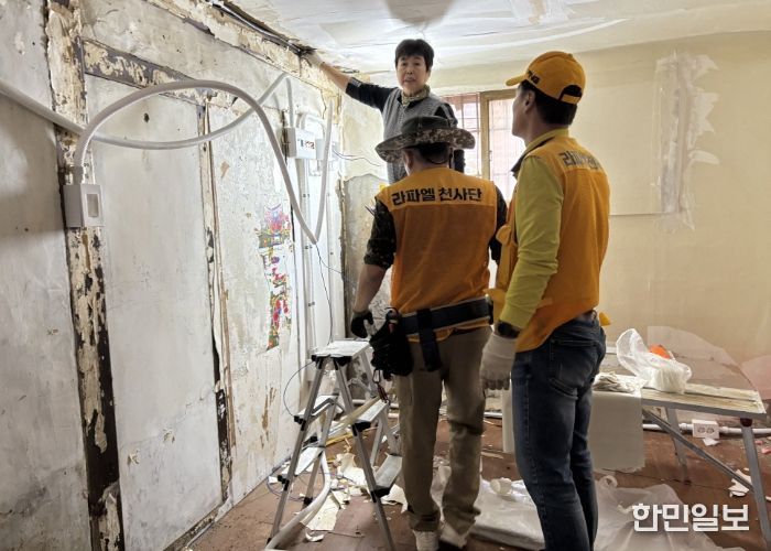 주엽동성당 라파엘천사단의 도배 봉사활동