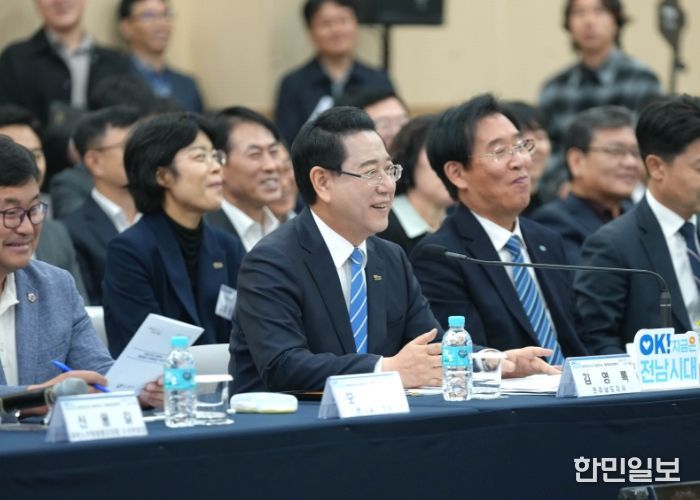 김영록 전라남도지사가 28일 함평 어울림커뮤니티센터에서 열린 ‘함평군 정책비전 투어’행사에 참석해 인사말을 하고 있다.