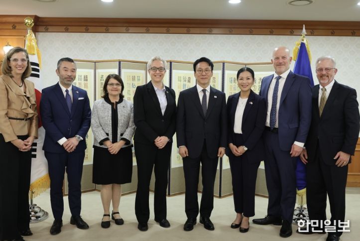김민석 국무총리가 27일 세종대로 정부서울청사에서 티나 코텍 美 오리건 주지사를 접견, 인사 및 환담을 나누고 있다.
