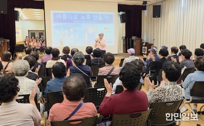 어르신들이 웃음치료에 즐겁게 참여하고 있다.