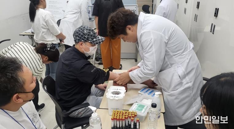 나주시 보건소가 지난 26일 외국인 근로자들을 대상으로 혈액매개감염병 신속 검사를 했다.