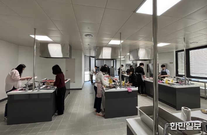 29일 밀양시 상상어울림센터에서 열린 영양관리 요리실습 프로그램 청년 1인 가구 참가자들이 조리 실습을 하고 있다.