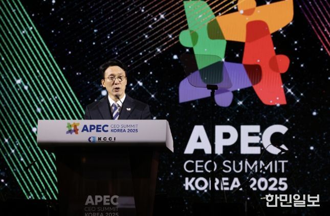 김민석 국무총리가 28일 경주 화랑마을 어울마당에서 열린 '2025 APEC CEO 서밋'의 첫 번째 공식 행사인 환영만찬에 참석, 축사를 하고 있다.