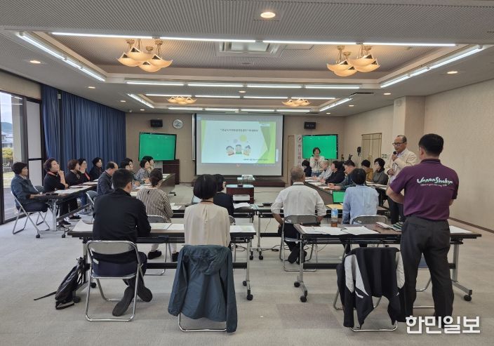 강진군 직원들이 일본 운난시 지역포괄케어센터에서 지역포괄케어 시스템에 대하여 설명을 듣고 있다.