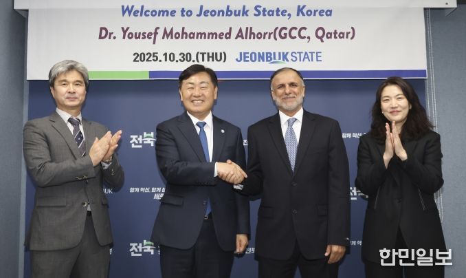 30일 서울 전북특별자치도 중앙협력본부에서 김관영 도지사가 유세프 모하메드 알호르 카타르 글로벌탄소위원회(GCC·Global Carbon Council) 의장과 탄소중립 및 지속가능 인프라 구축을 위한 협력 방안을 논의하고 기념촬영을 하고 있다