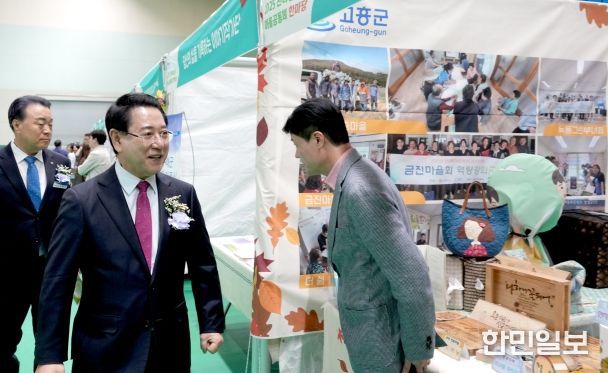 김영록 전라남도지사가 31일 화순 하니움문화스포츠센터에서 열린 2025 전남도 마을공동체 한마당 행사에서 우수사례 시군 부스를 둘러보고 있다.