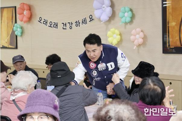 오언석 도봉구청장이 2025년 창4동 경로잔치를 찾아 어르신들과 인사를 나누고 있다