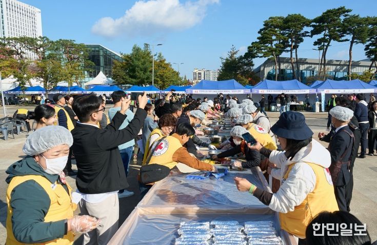 천안시는 지난 1일 천안종합운동장 오륜문광장 일원에서 ‘2025 천안시자원봉사페스티벌’을 개최했다.