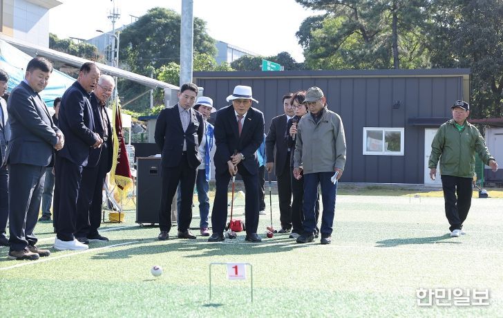 31일 이상익 함평군수가 게이트볼대회에서 축사를 하는 모습, 게이트볼 시타 모습