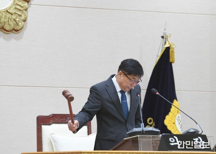 윤창철 의장이 제382회 임시회 제1차 본회의를 주재하고 있다.