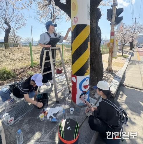 거창군 청소년이 만들어가는 협력의 색, 전신주 벽화로 피어나다