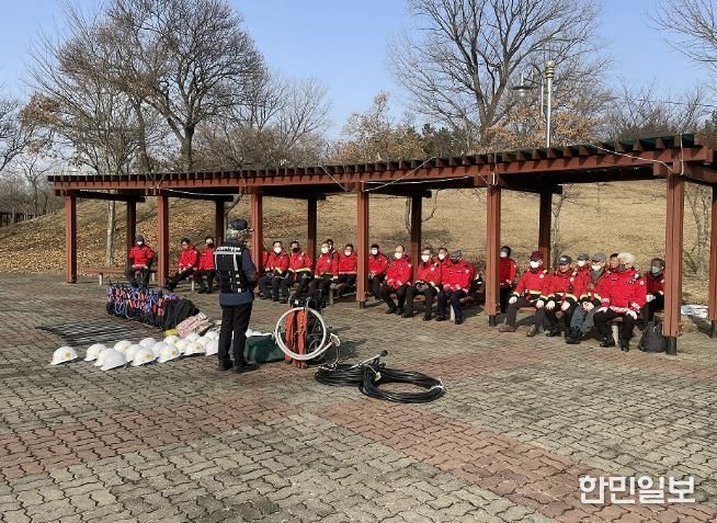 안산시 산불전문진화대가 현장교육을 진행하고 있다.