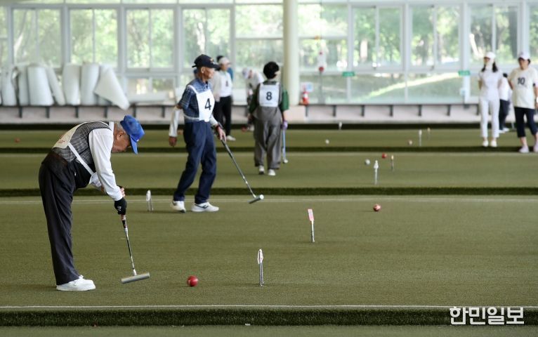 지난해 9월 열린 제28회 광산구 게이트볼협회장기 게이트볼대회에 참가한 어르신들이 경기를 펼치고 있다.