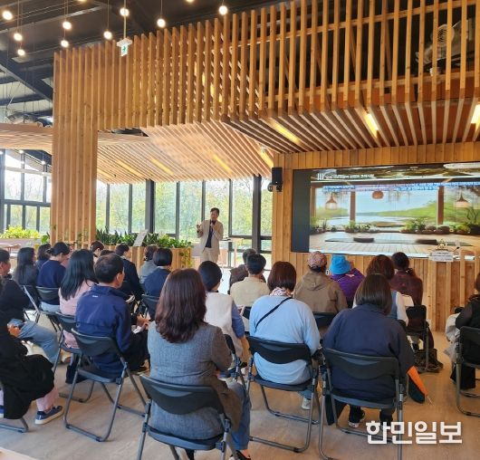 시민들이 정원워케이션센터에서 열린 ‘치유관광 미래전략 릴레이 특강’에 참석해 강연을 듣고 있다