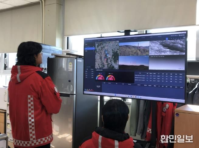 광명시 산불방지대책본부에서 실시간으로 송출되는 산불 감시 영상과 AI 복합진단 알고리즘 기술로 분석한 결과를 모니터링하고 있다.