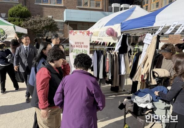 서울 장위동 장곡초등학교 운동장에서 사랑나눔 바자회가 열렸다