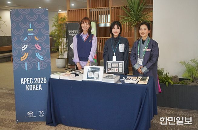 경주애 글로벌 공무원 서포터즈단이 APEC 기자단 숙소에서 외신 지원 업무를 수행하고 있는 모습.