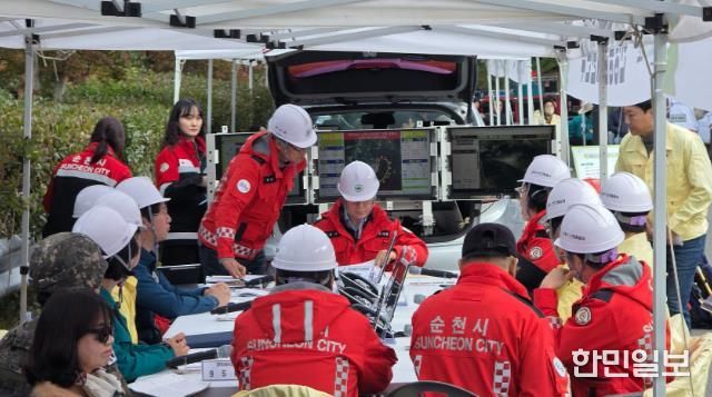 상사면 산불 대응 훈련 현장에서 안전한국훈련 현장통합지휘본부가 현장대응회의를 진행하고 있다