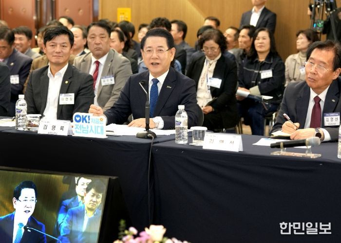 김영록 전라남도지사가 6일 구례군 The-K 지리산 가족호텔에서 열린 ‘구례군 정책비전 투어’에서 인사말을 하고 있다.