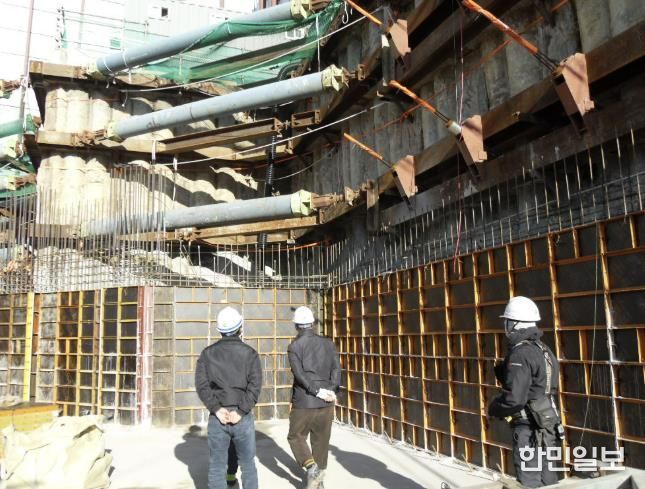 안전관리자문단이 6일 공사 현장을 돌아보며 안전관리 실태를 점검하고 있다.