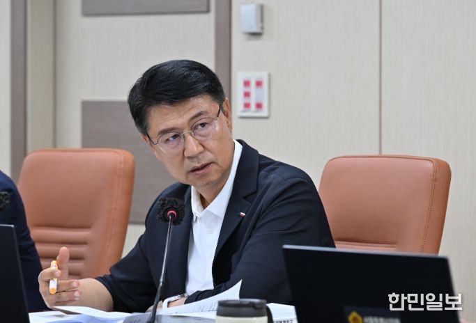 상임위원회 회의에서 발언하는 이봉준 의원