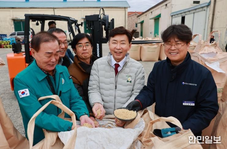 보성군이 오는 11일 겸백면을 시작으로 12개 읍면에서 2025년도 공공비축미곡 포대벼 매입을 본격 추진한다_전년도 수매 현장 모습