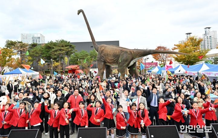 ‘2025 울산 종갓집 온마을교육축제’가 8일 공룡발자국 공원에서 김영길 중구청장, 박경흠 중구의회 의장, 천창수 시교육감, 구의원, 마을교육공동체, 학생 등이 참석한 가운데 열렸다.