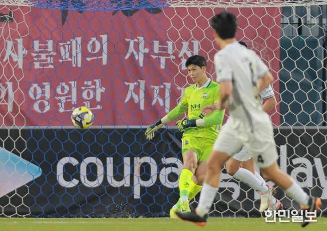 11월 8일 강원전 홈경기에서 문현호가 김천상무 데뷔전을 치렀다.