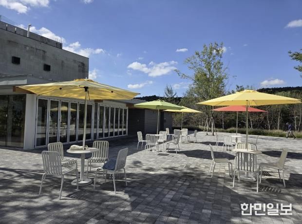 ‘숲속 카페’ 야외테이블과 휴식공간