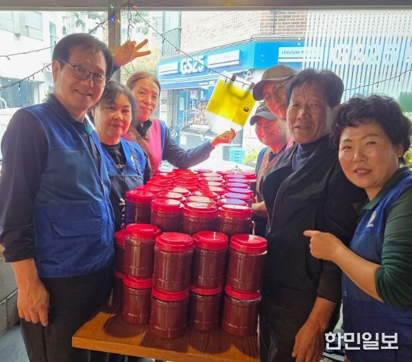 광명시 소하1동 바르게살기위원회는 지난 8일 소하1동 행정복지센터에서 ‘사랑의 고추장 나눔 행사’를 실시했다.