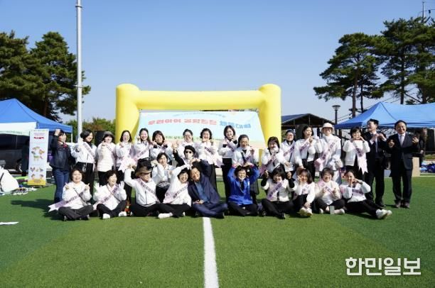 이승로 성북구청장(앞줄 왼쪽 다섯 번째)과 체육대회 참가자들이 기념촬영을 하고 있다