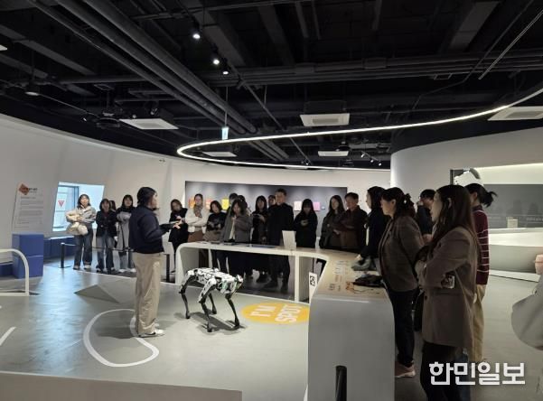 도봉구 직원들이 전시물 도슨트 투어에 참여하고 있다.