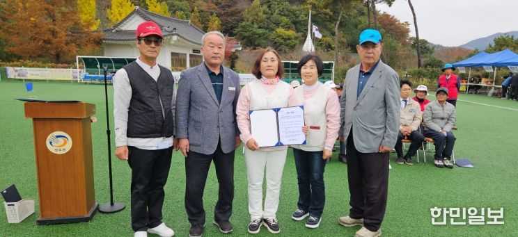 선수 선서 기념사진(왼쪽부터 김종석 선수, 정형찬 화순군체육회장, 송영숙 화순군그라운드골프협회장, 양금남 선수, 조영택 전남그라운드골프협회장