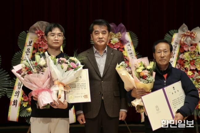 도지사표창자 좌측부터 김경재 농촌지두사, 최재형군수, 김두수씨