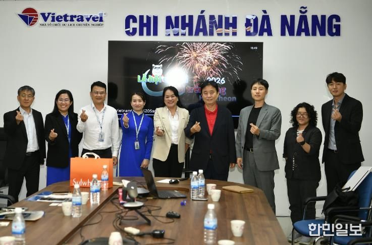 최문순 군수를 비롯한 화천군 산천어축제 홍보단이 지난 10일 베트남 다낭지역 여행사를 방문해 축제 상품을 설명하고 있다