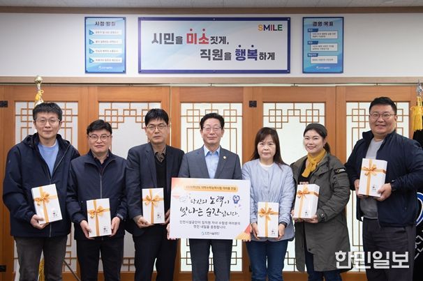 인천시설공단은 11일, 2026학년도 대학수학능력시험을 앞둔 임직원 자녀들에게 격려품을 전달했다.