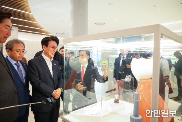 김민석 국무총리가 11일 강원도 원주시 원주 의료기기 클러스터 내 네오바이오텍을 방문, 시찰을 하고 있다.