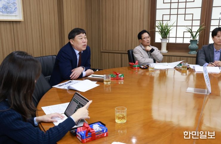 울산 동구는 11일 구청장실에서 김종훈 동구청장 주재로 관계자들이 참석해 전하1동 청사 이전 대상지 선정 타당성 조사 용역 착수보고회를 가졌다.