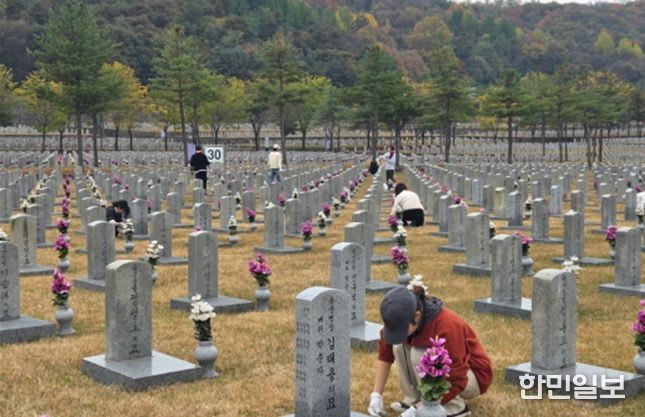 2025년 독립유공자 후손 장학생들이 국립서울현충원 묘역 정화 봉사를 하고 있다.