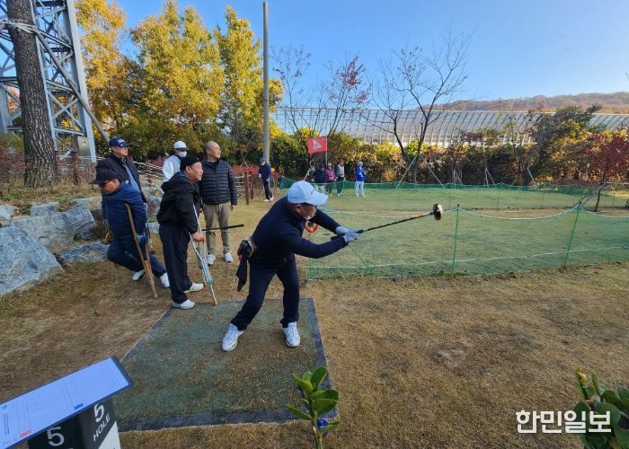 12일 오전 기형도문화공원 파크골프장에서 열린 ‘제1회 광명시장배 장애인 파크골프대회’ 참가자들이 경기를 하고 있다.