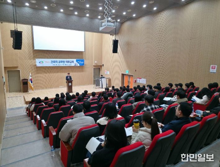 1. 천안시는 13일 천안 축구센터에서 건축직 공무원을 대상으로 외부 전문가 이론 교육을 실시했다.