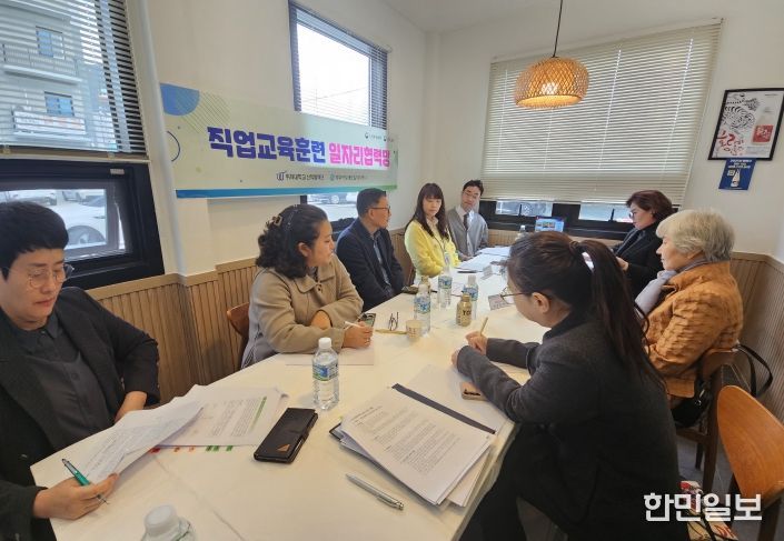 경주여성새로일하기센터가 12일 개최한 '장기요양기관 실무 전문가' 일자리 협력망 회의에서 참여 기관장들과 관계자들이 취업 연계 방안을 논의하고 있다