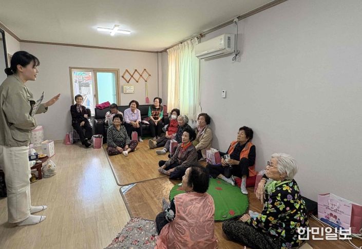 밀양시보건소 관계자가 지역 경로당을 방문해 진드기 매개 감염병 예방수칙을 안내하고 있다.