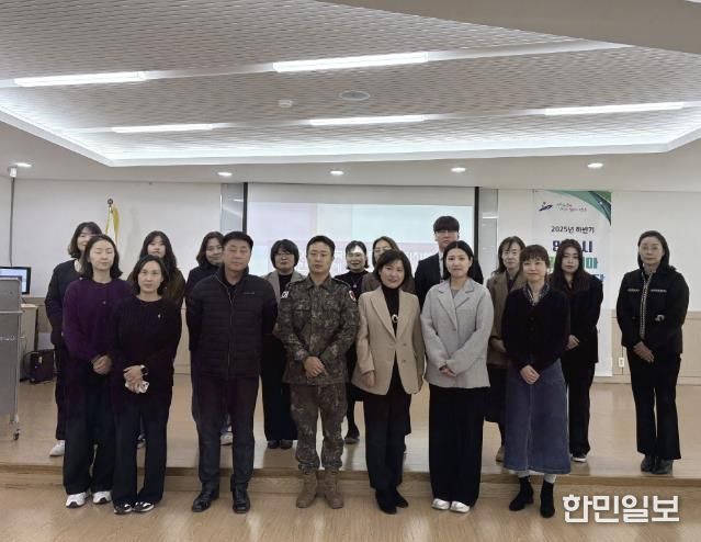 안산시 말라리아 퇴치사업단이 13일 단원보건소에서 하반기 말라리아 퇴치사업단 회의를 진행하고 함께 기념촬영을 하고 있다.