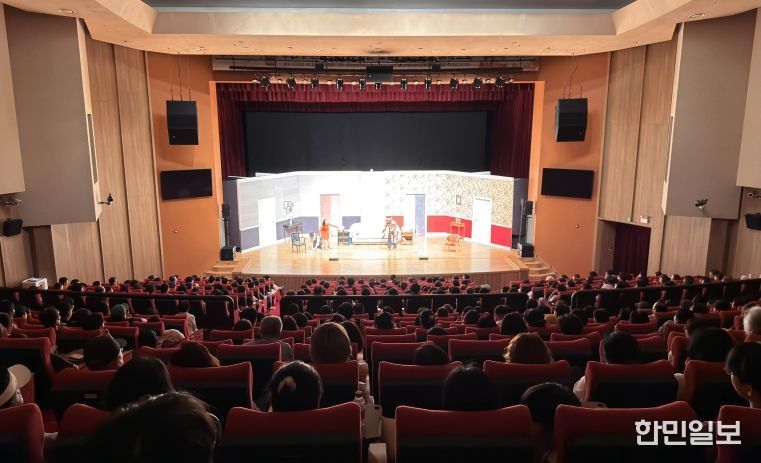 완도군, _문화의 날_에 다양한 문화 공연 마련(사진은 지난 8월에 선보인 연극 라이어)