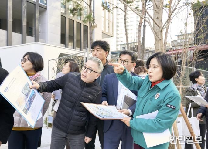 14일 이수희 강동구청장(맨 앞)이 천호3구역과 4구역의 통학 환경을 점검하고 있다